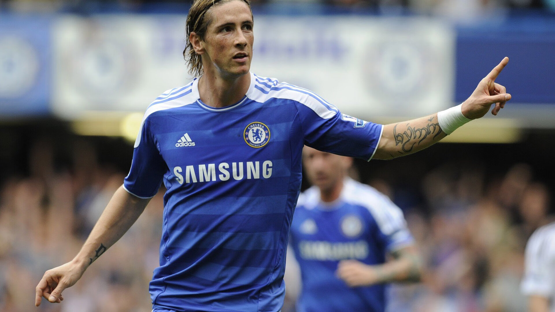 “快艇冲浪:东三叉湖赛场上演极限速度的水上对决”