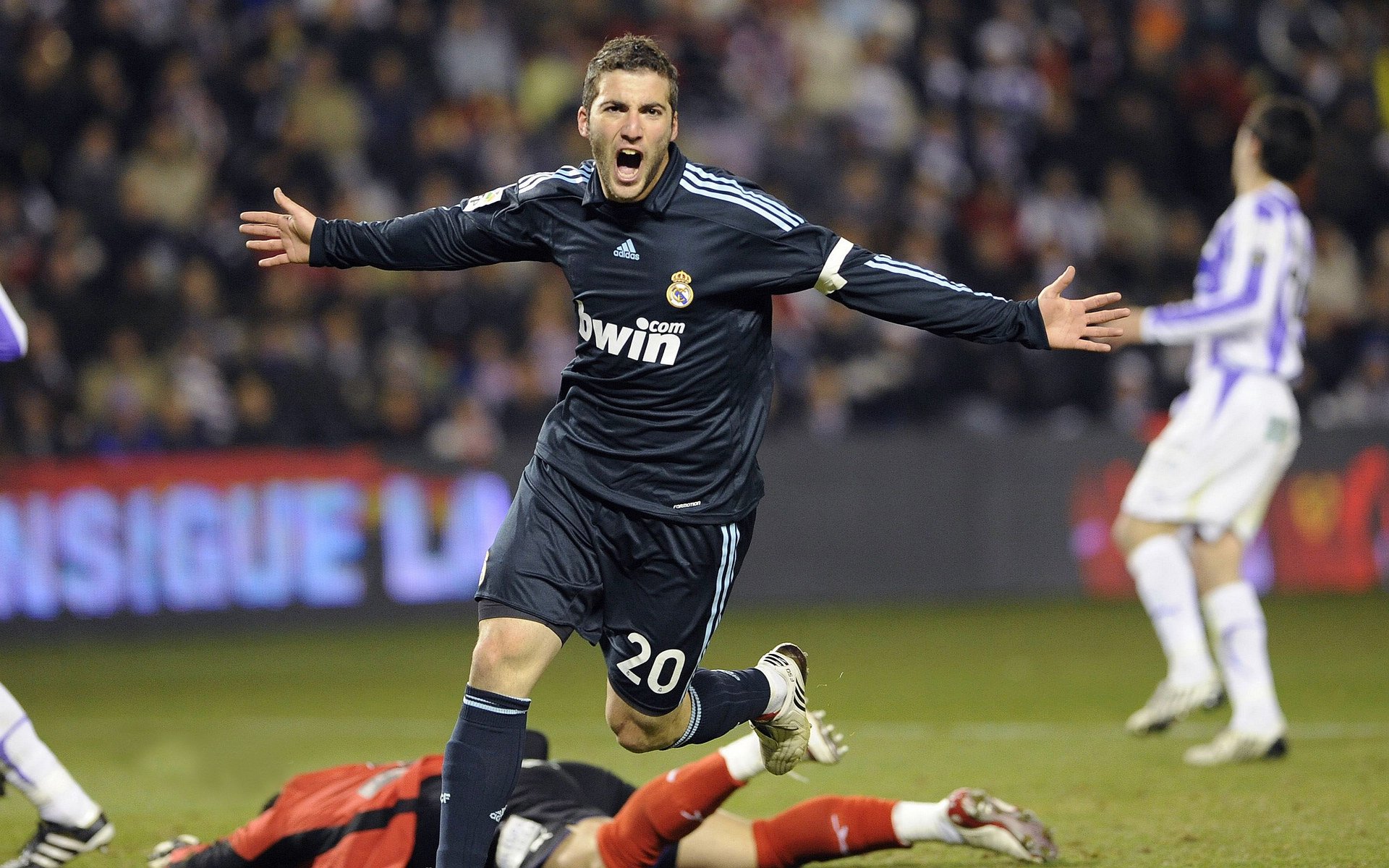 “德甲联盟争霸战，冠军归属悬念重重”，德甲冠军联赛